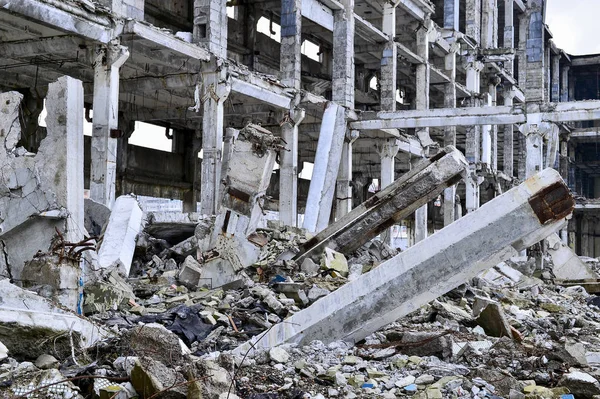 Restos do edifício industrial destruído. O esqueleto de um grande edifício de vigas de concreto — Fotografia de Stock