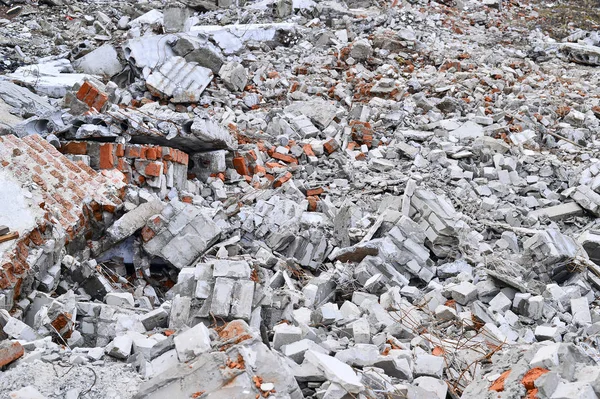 Espalhados ao redor dos tijolos quadrados do edifício destruído . — Fotografia de Stock