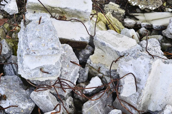 Overblijfselen van betonnen balken met de uitstekende stukken van betonstaal. — Stockfoto
