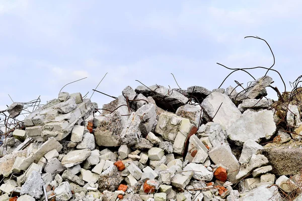 벽돌 잔해, 돌 및 콘크리트 잔해의 더미에서 편을 철근. — 스톡 사진