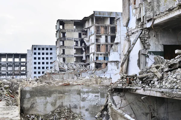 파괴 산업 건물의 남아 있습니다. 콘크리트 보의 큰 건물의 골격 — 스톡 사진