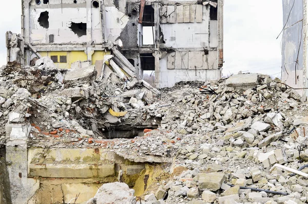 Restos del edificio industrial destruido. El esqueleto de un gran edificio de vigas de hormigón —  Fotos de Stock