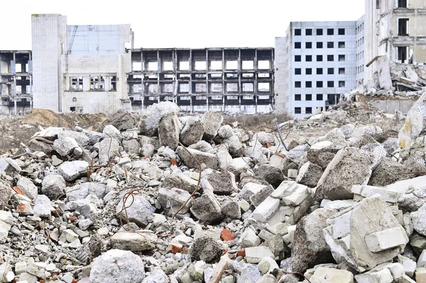 Restos do edifício industrial destruído. O esqueleto de um grande edifício de vigas de concreto — Fotografia de Stock