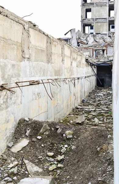 Um túnel de concreto comunicações subterrâneas de edifícios industriais durante a reconstrução — Fotografia de Stock