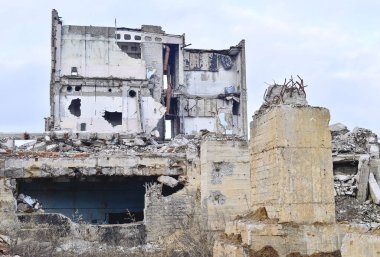Yok edilen Endüstriyel Bina kalıntıları. Beton kirişler büyük bir binanın iskeletini