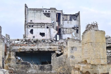 Yok edilen Endüstriyel Bina kalıntıları. Beton kirişler büyük bir binanın iskeletini