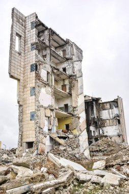 Patlamadan sonra binanın beton duvar kalıntıları.