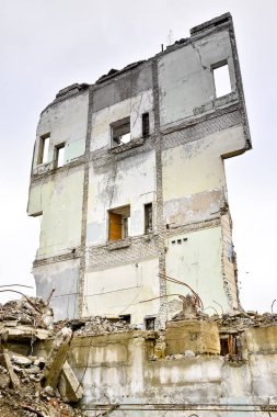 Patlamadan sonra binanın beton duvar kalıntıları.