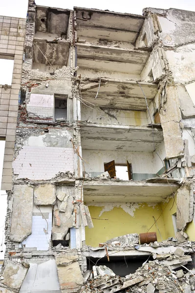 Los restos de muros de hormigón del edificio después de la explosión . —  Fotos de Stock