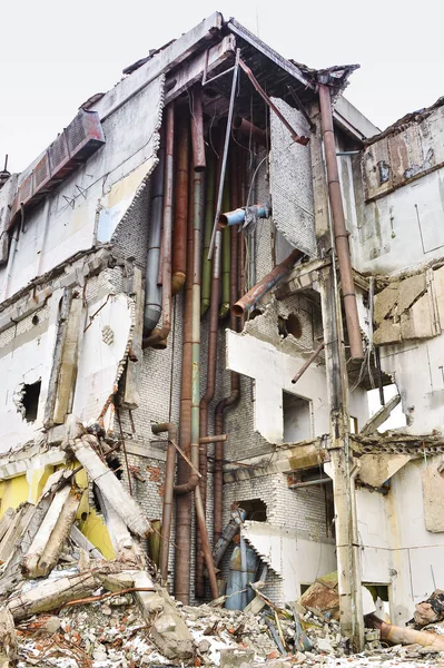 Os restos do edifício industrial destruído com kommunikatsiy interno . — Fotografia de Stock