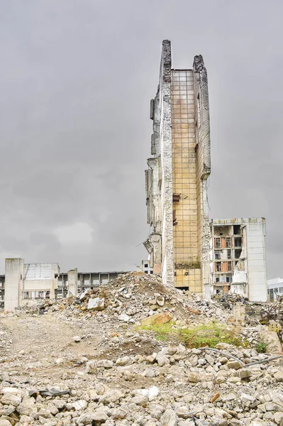 Le mur est resté intact, un tas de pierres en béton au premier plan . — Photo