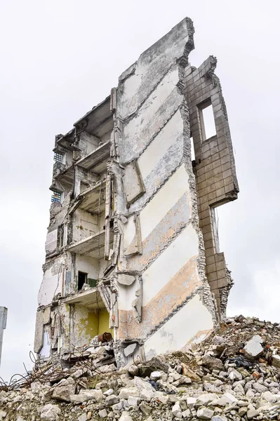 De overblijfselen van de betonnen muren van het gebouw na de explosie. — Stockfoto
