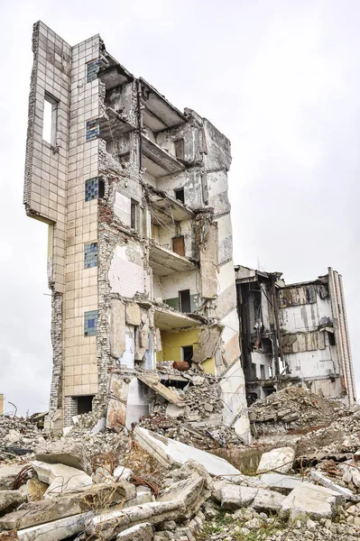 Os restos de paredes de concreto do edifício após a explosão . — Fotografia de Stock