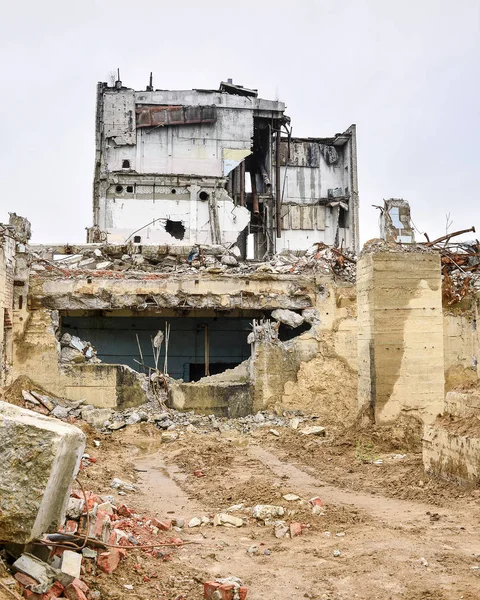 Sloop en demontage van de overblijfselen van de grote industriële onderneming — Stockfoto