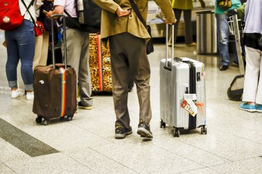 Havaalanında Havaalanı Rusya, Moskova, Vnukovo, Haziran 2017 büyük gümüş çanta olan bir adam. Bulanık.