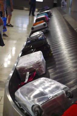 Bagaj Konveyör bant üzerinde hareket