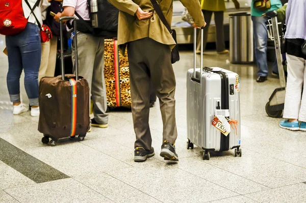 Havaalanında Havaalanı Rusya, Moskova, Vnukovo, Haziran 2017 büyük gümüş çanta olan bir adam. Bulanık.