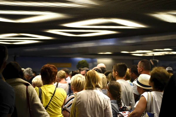 Personas esperando en el aeropuerto Bandas transportadoras de equipaje, Rusia, Moscú, aeropuerto Vnukovo, junio 2017 — Foto de Stock