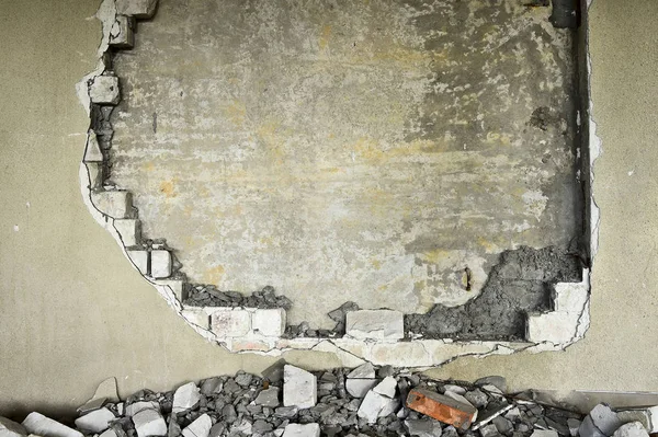 Parede parcialmente destruída dentro de um edifício industrial sob demolição — Fotografia de Stock