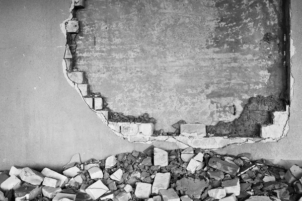 Частично разрушенная стена в промышленном здании под сносом — стоковое фото