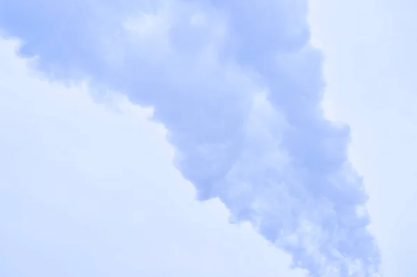 El humo en el fondo del cielo vacío . —  Fotos de Stock