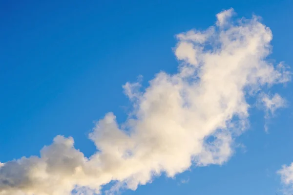 Humo Sobre Fondo Azul Del Cielo Abstracción Símbolo — Foto de Stock