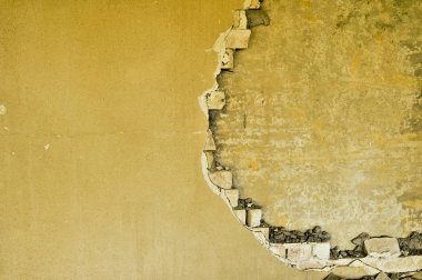 Duvarın altında yıkım bina bir endüstri içinde kısmen tahrip.