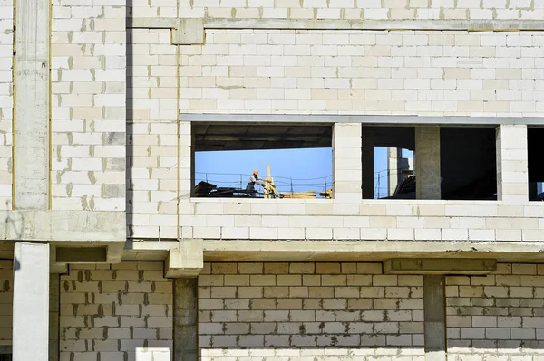 Ein Container mit flüssigem Beton ragt auf einer Baustelle in Mogilev, Weißrussland im August 2017 in die Höhe eines Krans — Stockfoto