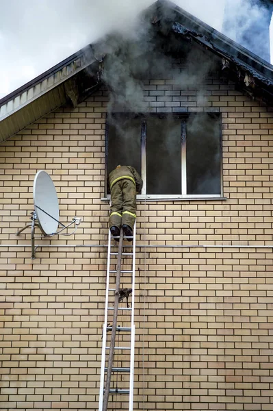 Bombeiro Apaga Edifício Chamas Com Escadas Extensão Altura — Fotografia de Stock