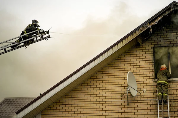 Bombeiro Apaga Edifício Chamas Com Escadas Extensão Altura — Fotografia de Stock