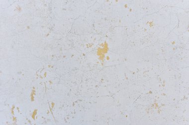 Alçı ve eski boya kalıntılarıyla çatlaklar içinde beyaz bir duvar. Arkaplan