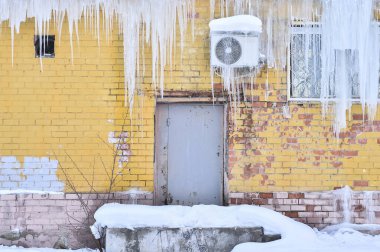 The back of the building is air-conditioned cafe on the wall covered with a thick layer of icicles.