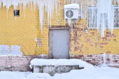 The back of the building is air-conditioned cafe on the wall covered with a thick layer of icicles.