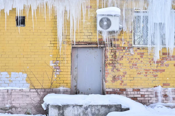 The back of the building is air-conditioned cafe on the wall covered with a thick layer of icicles.