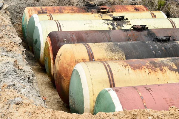 Petrol ürünleri depolama için kazılan ocağında benzin için büyük tank.