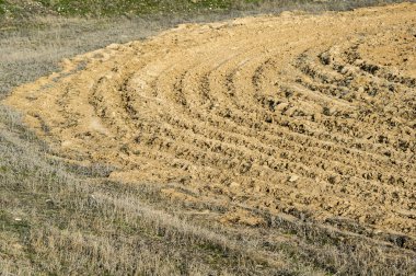 Çiftçilik arazisine ekilen topraklar için sürüldü..