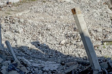Yıkılmış beton binanın en üst görüntüsü.