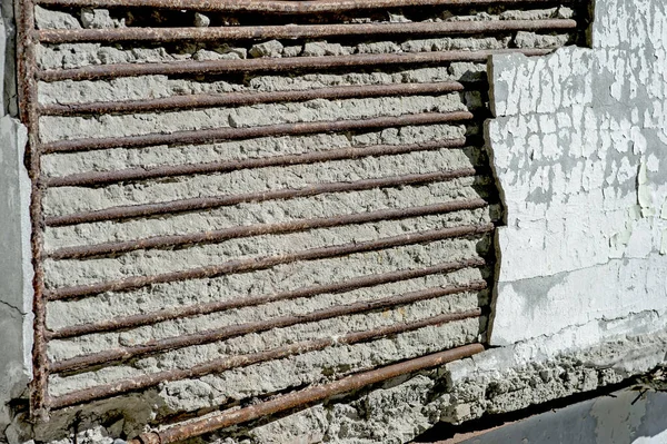 Bloquear parte de la Fundación del antiguo marco de hormigón del edificio al retirar el yeso de revestimiento . — Foto de Stock