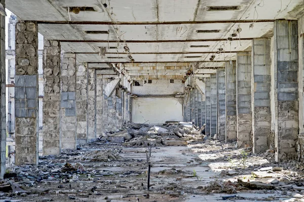 The room of a large industrial building, subjected to recycling. The prospect of piles in the form of a dead end — Stock Photo, Image