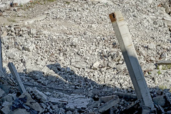 Bovenaanzicht van de vernielde Stichting van een groot betonnen gebouw. — Stockfoto