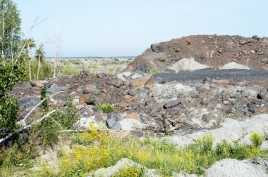 Manzara madencilik faaliyetleri sonra çöl. Overburden dökümü çukur nedeniyle ormanları imha