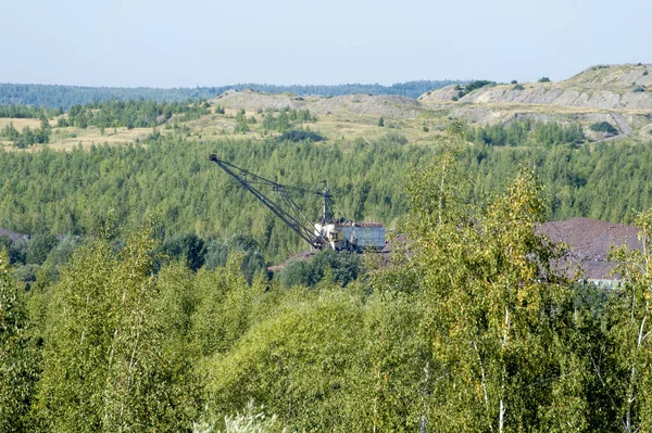 Krajobraz po działalności Górniczej. Niszczenie lasów z powodu pit zrzutu nadkładu — Zdjęcie stockowe