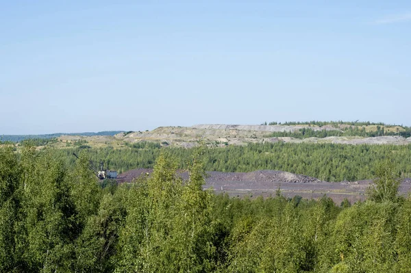 Paisaje después de actividades mineras. La destrucción de los bosques debido a la sobrecarga de los vertederos — Foto de Stock