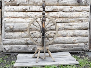 Arka bahçede kütüklerin üzerinde kadim bir dönme dolap var. Geçmişi. Vintage dikiş kavramı