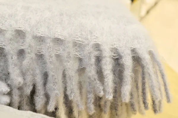 Bufanda de lana gris de cerca - con textura de hilo visible y tejido — Foto de Stock