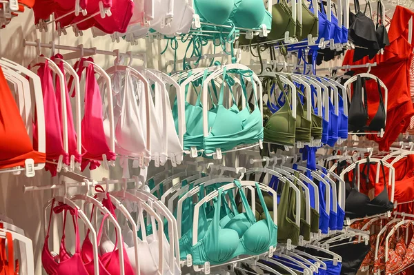 Una gama de trajes de baño femeninos en el escaparate. El concepto de una elección de formas y colores — Foto de Stock