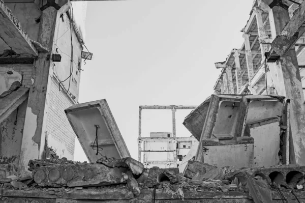Los restos del edificio destruido de una gran instalación industrial. Antecedentes Imagen en blanco y negro —  Fotos de Stock
