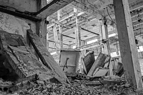 Resterna av den förstörda byggnaden av en stor industriell anläggning. Bakgrund. Svartvit bild — Stockfoto