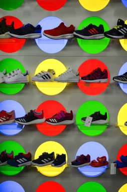 Koşu ayakkabıları, alışveriş merkezindeki Adidas 'ın alanı, Kings Avenue Mall, Paphos, Kıbrıs, Haziran 2017