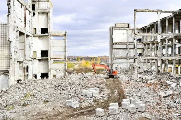 Demolición y desmantelamiento de los restos de la gran empresa industrial — Foto de Stock